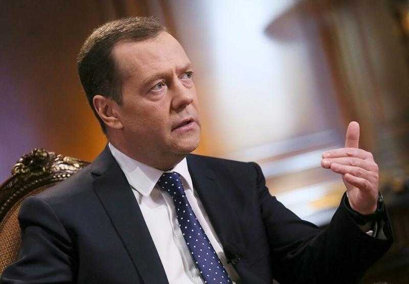 Медведев призвал облегчить работу врачам