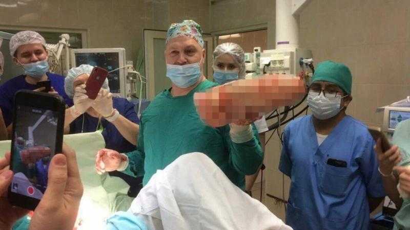 Хирургам сделали выговор за фото с секс-игрушкой