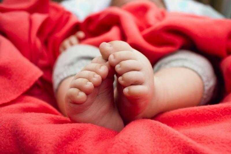 Как помочь новорожденному при коликах в домашних условиях, а каким советам следовать опасно