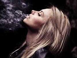 Ученые: женщинам сложнее отказаться от курения