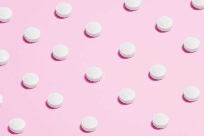 Бережем желудок и печень: как правильно пить таблетки, чтобы не навредить себе