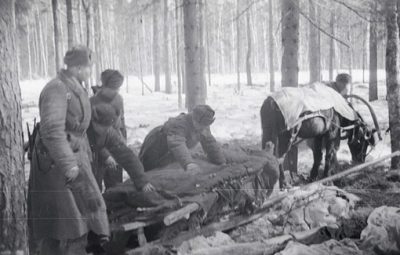 Зимой 1942 года вынос и вывоз раненых с поля боя был сильно затруднен глубоким…