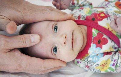 Младенцы, хиропрактики (мануальные терапевты) и проклятие благих намерений Австралийский хиропрактик приподнял двухнедельного младенца вверх…