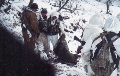 Разведчики 67-й бригады спецназа ГРУ готовятся выносить своего раненного товарища. Чеченская респ., начало 2000-х…