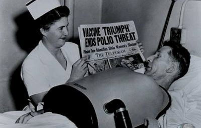 Историческое фото: 1955 год, медсестра, показывающая больному полиомиелитом новость о создании вакцины от этой…
