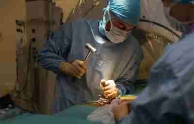 Нейрохирург в США заработал 3,3 миллиона долларов на дикой афере с хирургией позвоночника, получил…