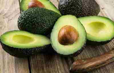 Польза авокадо Польза авокадо обусловлена входящими в его состав витаминами, растительными жирами, антиоксидантами: За…
