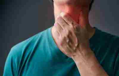 Что эффективнее спреи или таблетки против боли в горле? Такой вопрос мы часто себе…