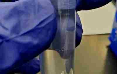 Очищенные нити человеческой ДНК в пробирке:
