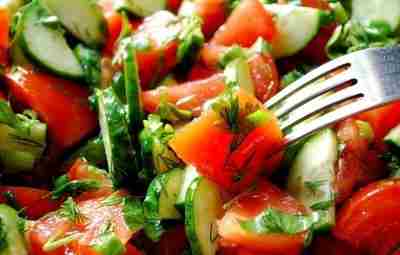 Эти овощи «не уживутся» вместе в одной тарелке Огурцы и помидоры Сами по себе…