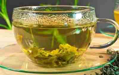 Природные энергетики. Заварите зеленый чай. Добавьте в него 1/2 ч. л. имбиря, щепотку корицы,…