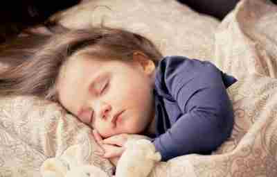 4 правила хорошего сна 1. Снижайте световую нагрузку и охлаждайте комнату перед сном Почему…