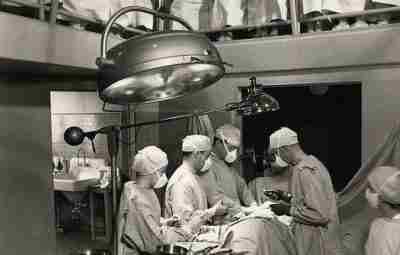 Удивительная фотография. Студентки-медсестры наблюдают за ходом операции. США, 1945 г