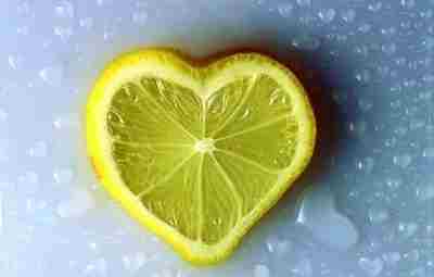 Полезные свойства лимона Эти желтые цитрусы известны также высочайшей концентрацией аскорбиновой кислоты (витамин С),…