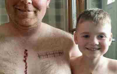 Фото отца, который решил поддержать своего сына и сделал татуировку на груди, в виде…