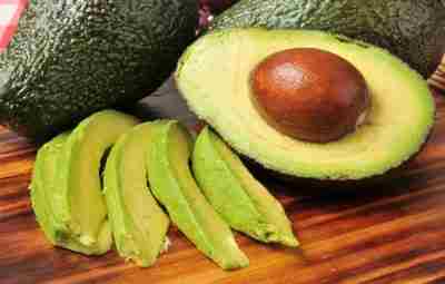 Польза авокадо Польза авокадо обусловлена входящими в его состав витаминами, растительными жирами, антиоксидантами: За…