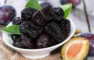 Полезные свойства чернослива Чернослив содержит большое количество витаминов (Е, бета-каротин, РР, С и витамины…