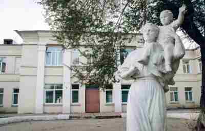 Магнитогорск во времена СССР: «Вследствие дефицита шовного материала, хирурги …использовали обычные бытовые нитки, предназначенные…